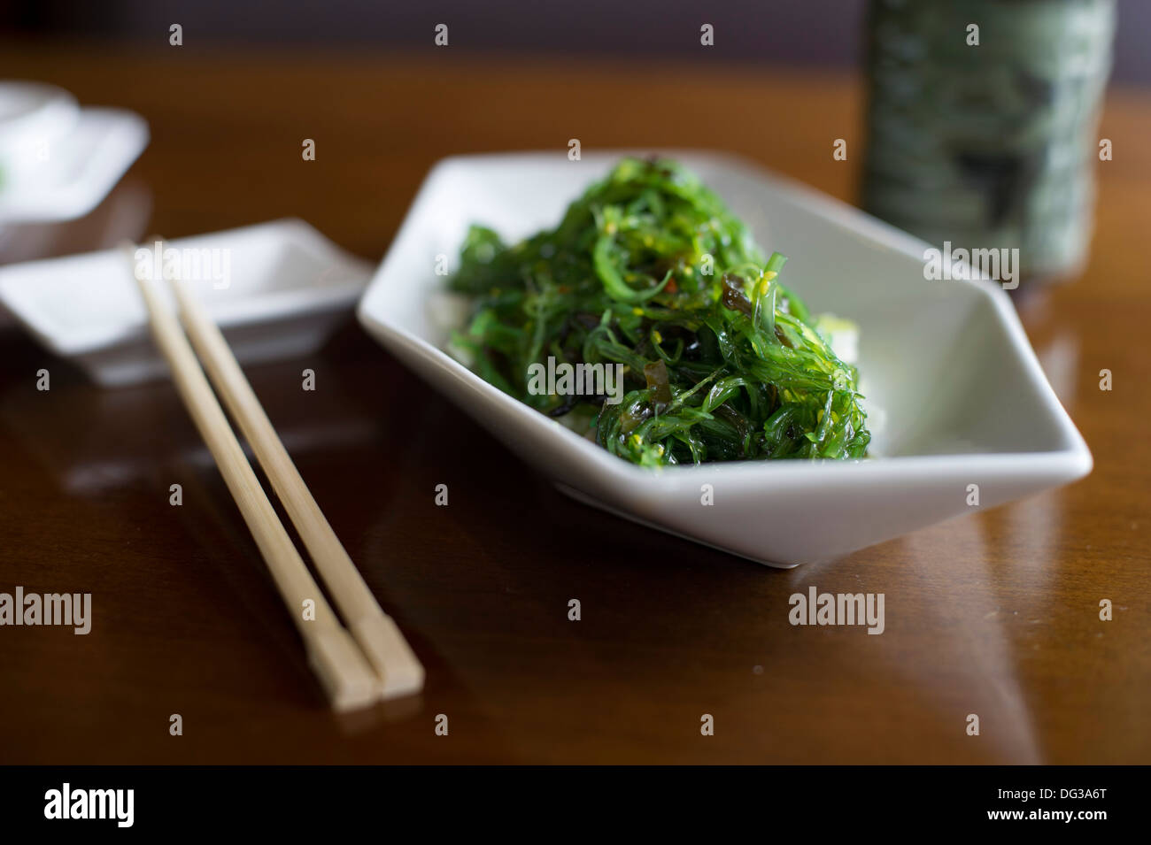Insalata di alghe marine al ristorante giapponese, Close-Up Foto Stock