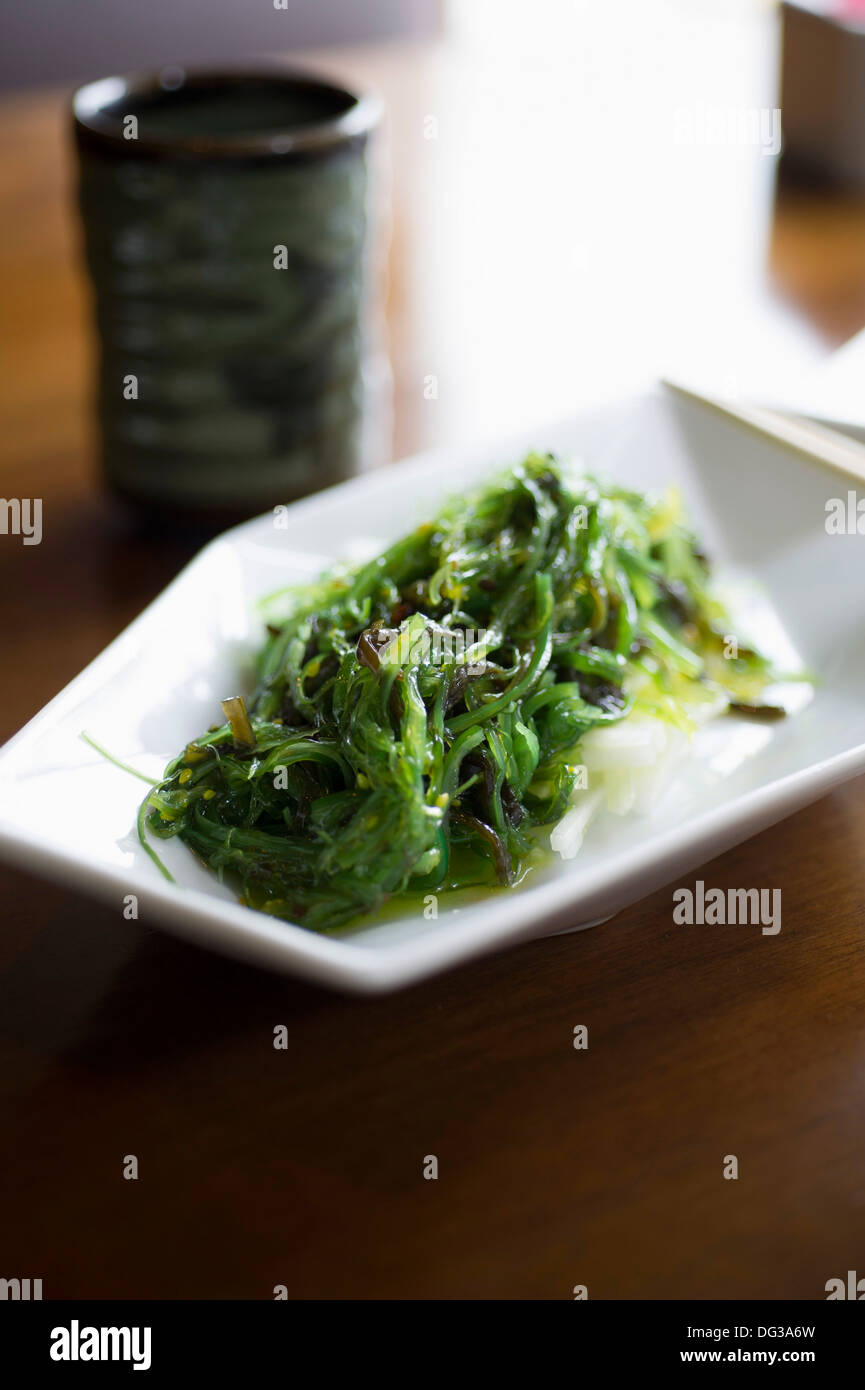 Insalata di alghe marine al ristorante giapponese, il Fuoco selettivo Foto Stock