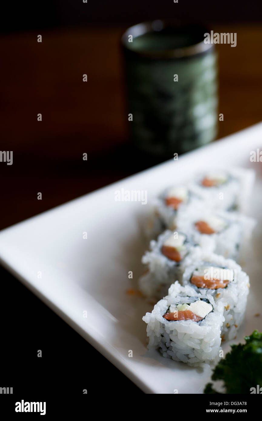 Rotolo di Sushi con crema di formaggio e salmone Foto Stock