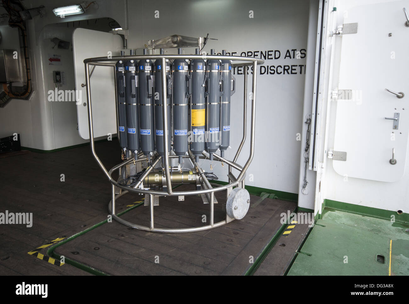 Il campionatore di rosette sul nuovo RRS Discovery a casa in Empress Dock accanto al National Oceanography Centre di Southampton Inghilterra Foto Stock