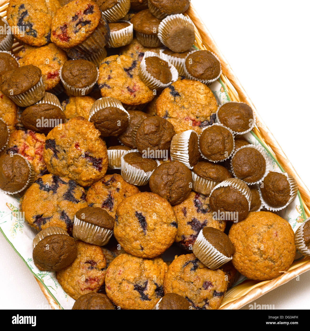 Cestello di mirtillo e lampone muffin, ad alto angolo di visione Foto Stock