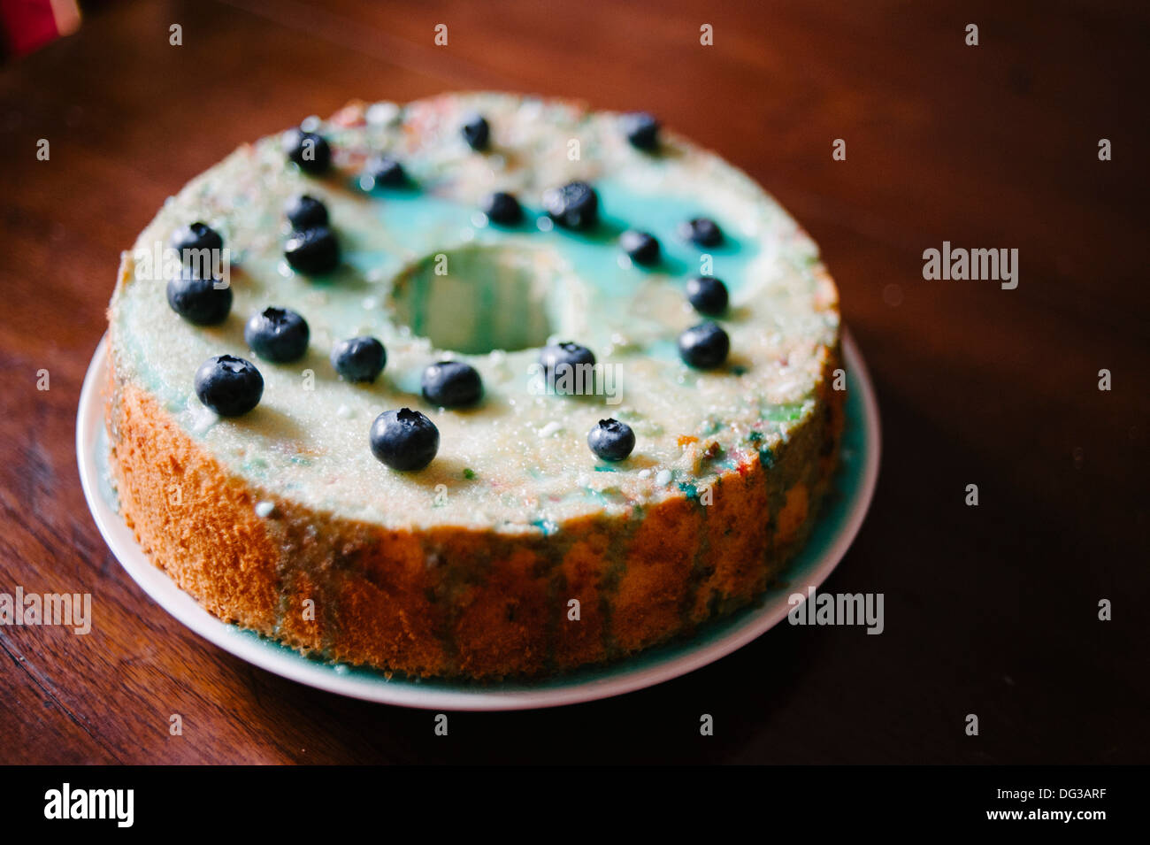 Bundt Cake con mirtilli e glassa blu Foto Stock