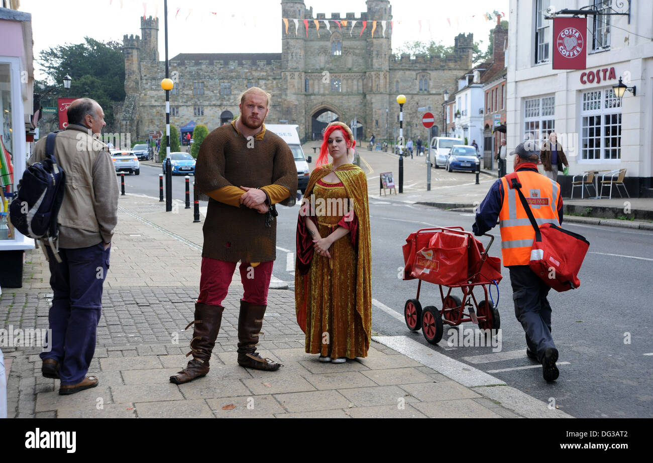 Giovane donna con tinta rosso di capelli e uomo in costume di cavaliere normanno prendendo parte nella battaglia di Hastings 1066 Foto Stock