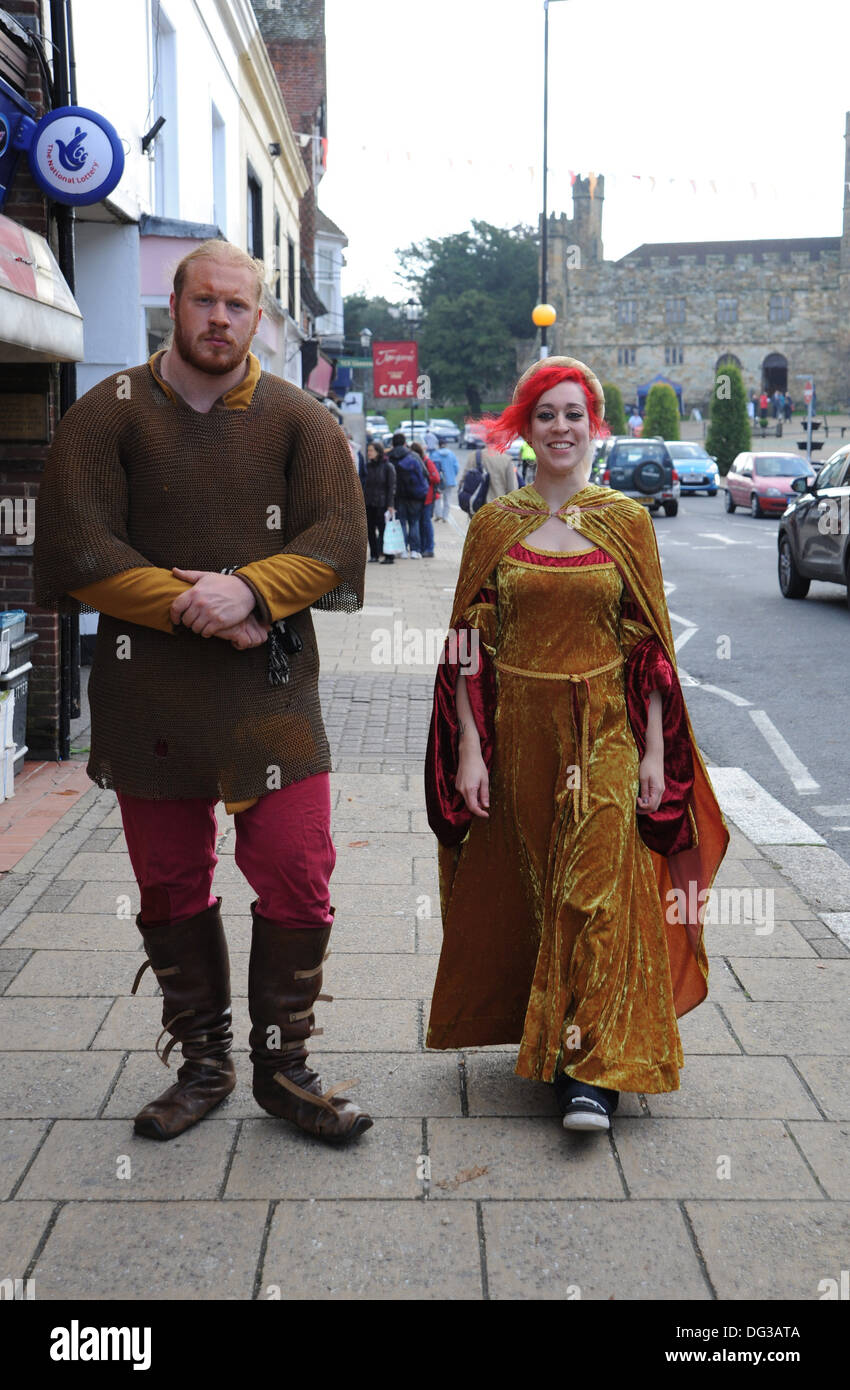 Giovane donna con tinta rosso di capelli e uomo in costume di cavaliere normanno prendendo parte nella battaglia di Hastings 1066 Foto Stock