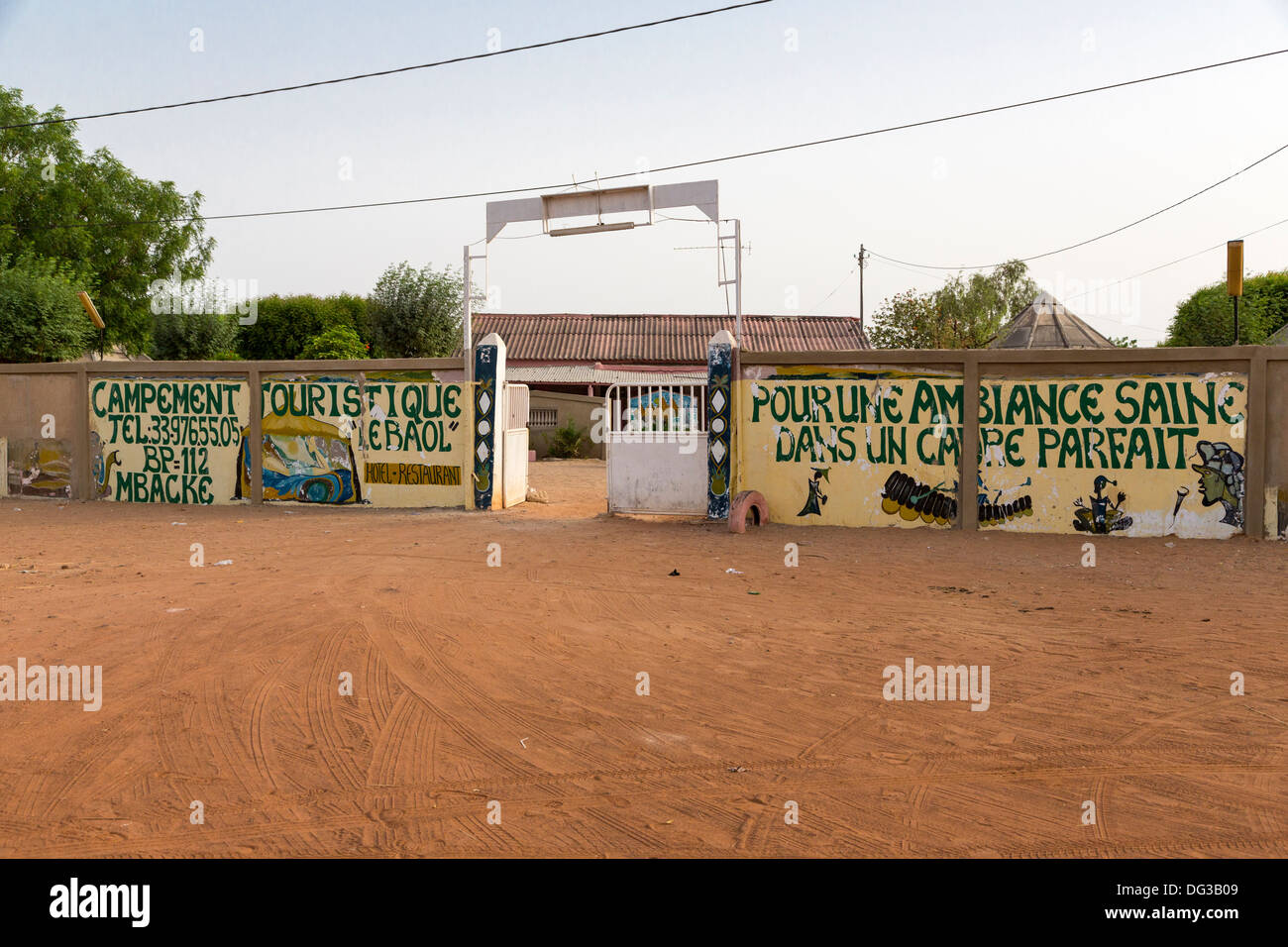 Il Senegal, Mbacke. Le Baol Campement, offrendo semplici bungalow per Alloggi vicino a Touba, che non ha alcun alberghi. Foto Stock
