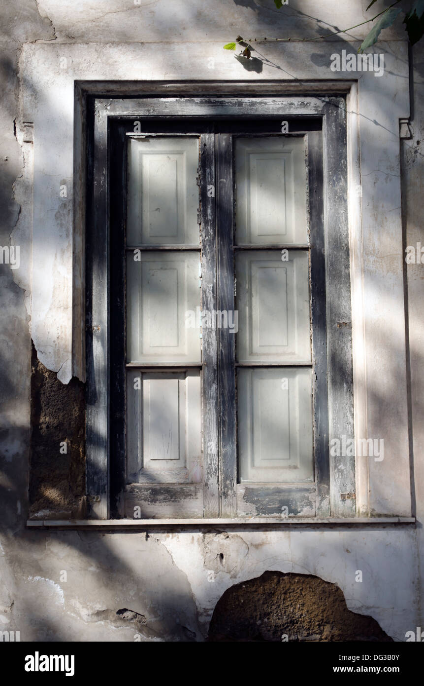 Un ombreggiato e chiuse la finestra italiana vicino a Sorrento, Italia Foto Stock