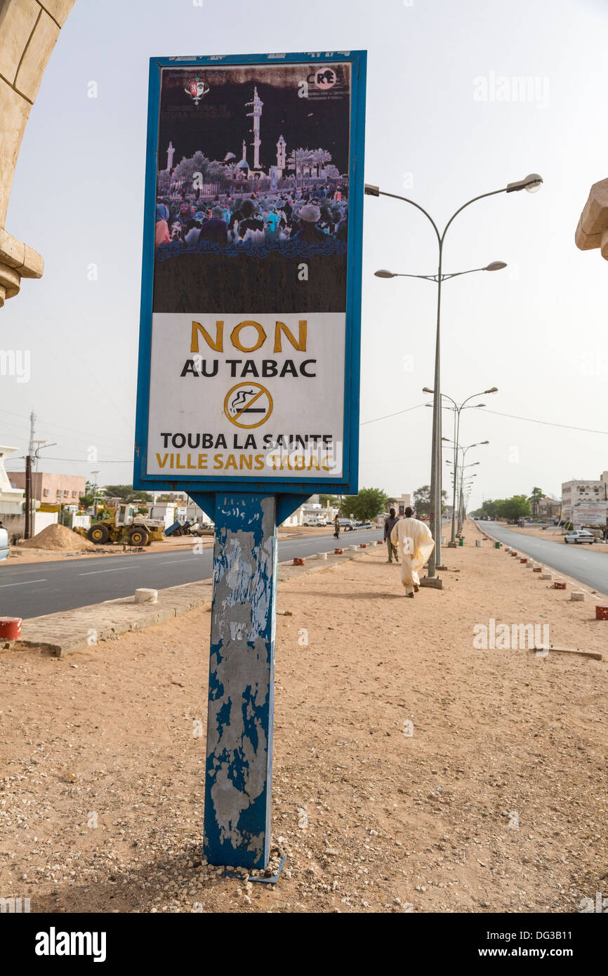 Il Senegal, Touba. Cartello che vieta il tabacco in Touba. ('No al tabacco. Santo Touba, città senza tabacco.') Foto Stock