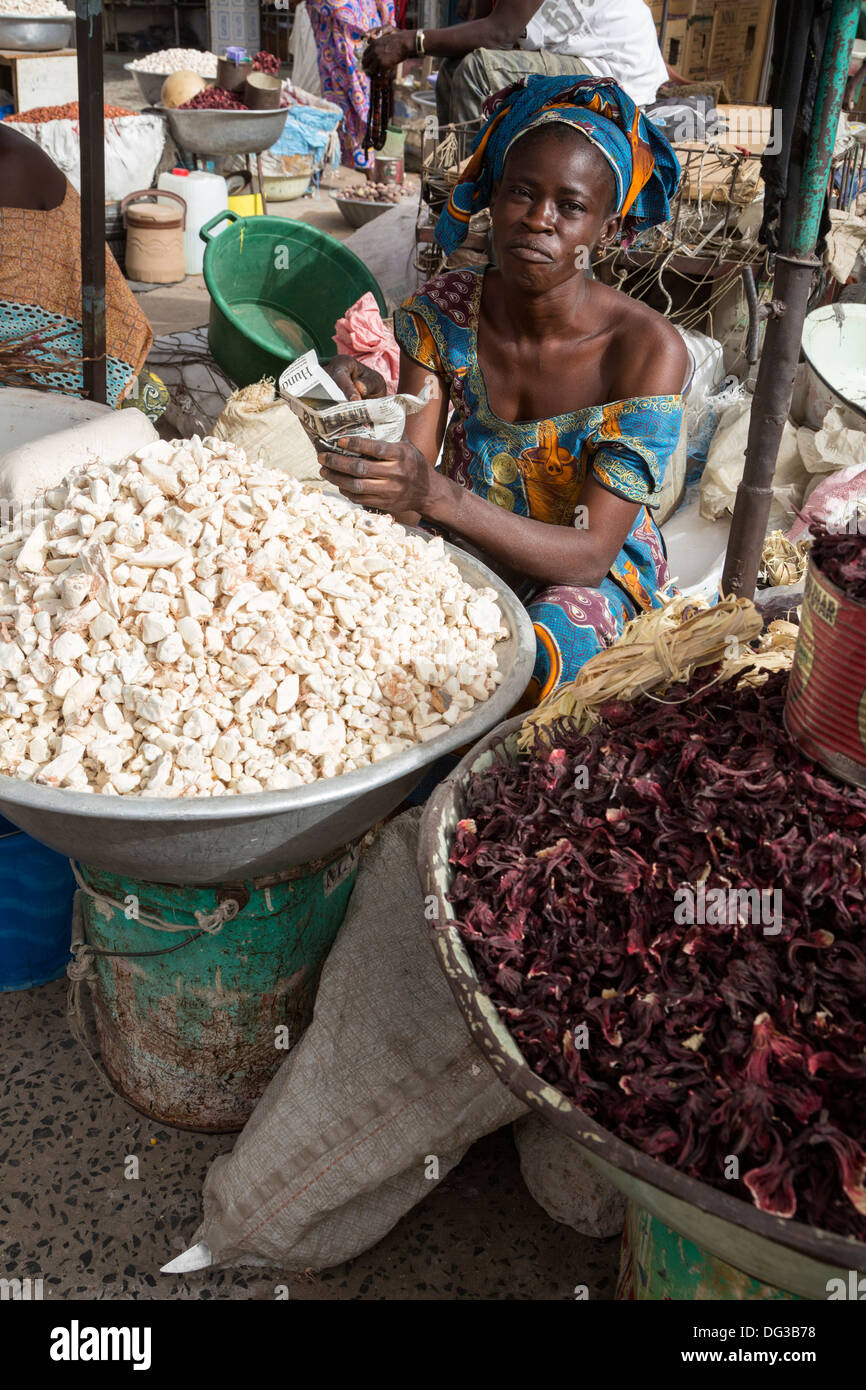 Il Senegal, Touba. Venditore ambulante di vendita frutta Baobab, ricco di calcio e con la vitamina C. Foto Stock