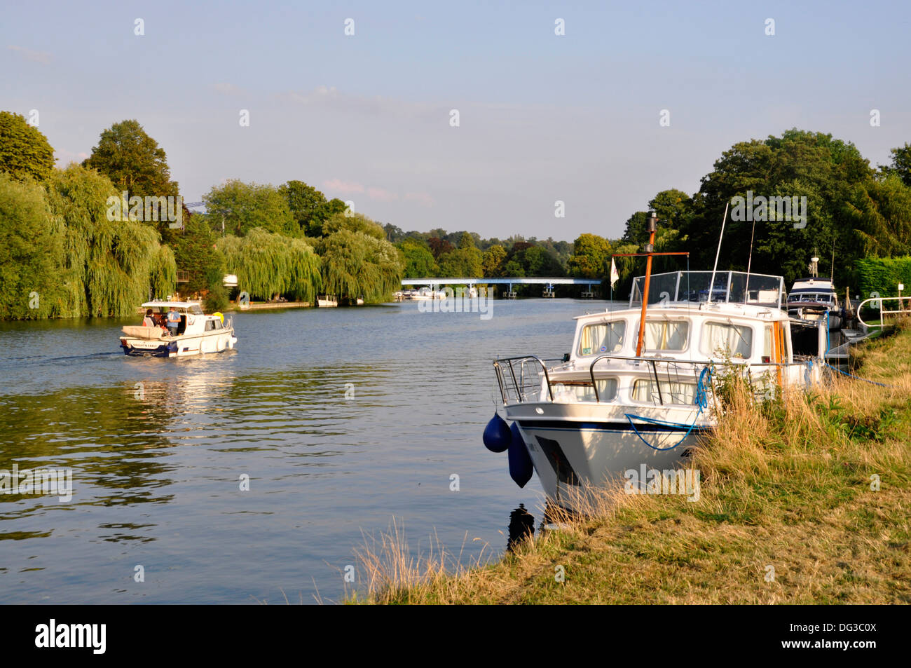 Berks - Cookham - sul fiume Tamigi sentiero - autunno la luce del sole - barche ormeggiate - barca passando - sfondo città ponte - Blu cielo Foto Stock