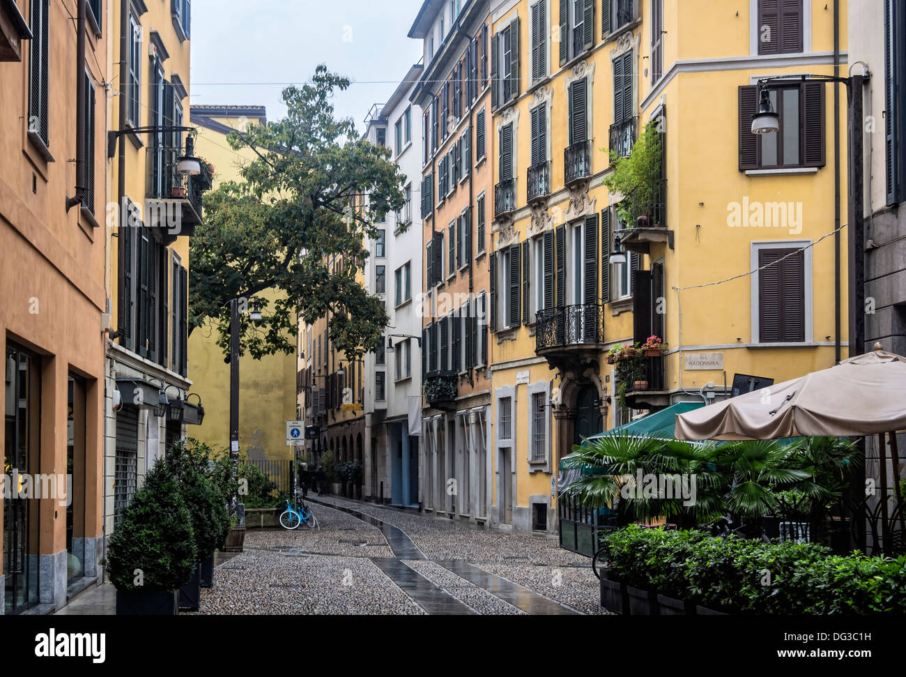 Scena di strada nella parte vecchia di Milano Foto Stock