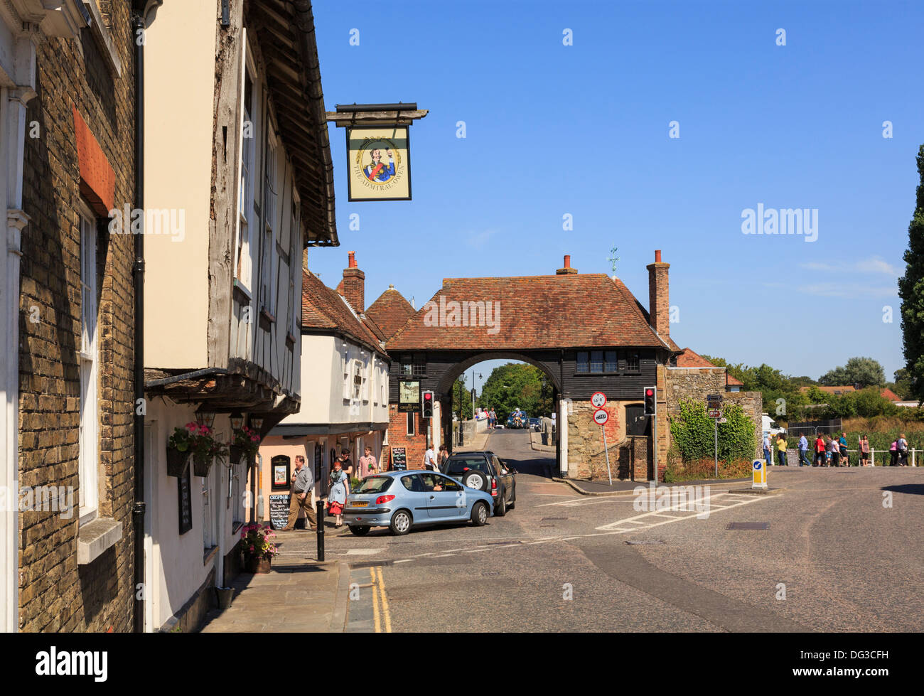 Scena di strada nei pressi del XIV secolo Barbican cancello in Sandwich Kent, Inghilterra, Regno Unito, Gran Bretagna Foto Stock