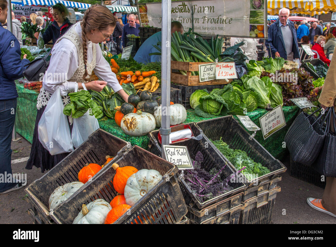 Stallo vegetali presso Hampshire farmers market in Winchester Foto Stock