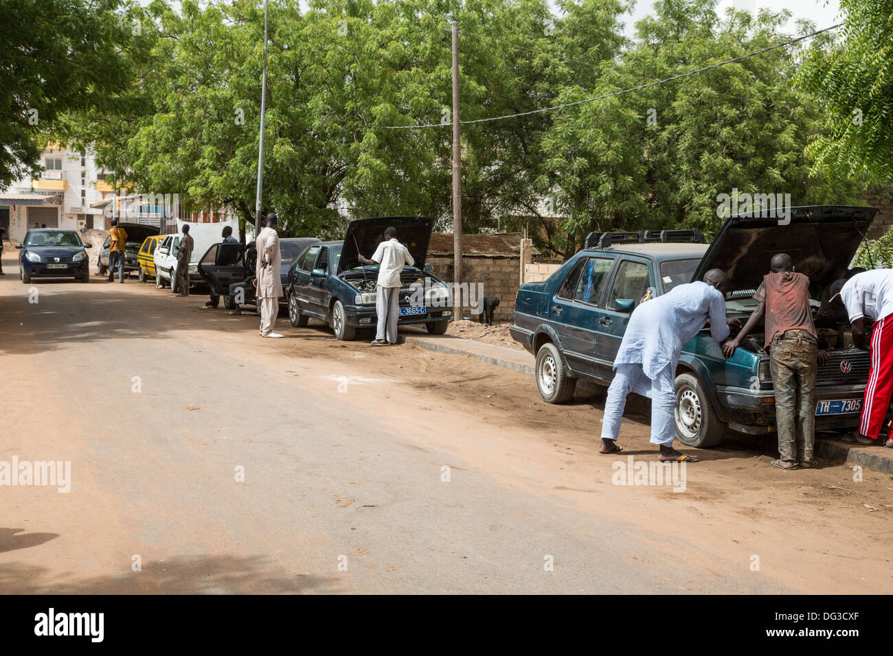 Il Senegal, Touba. Scena di strada. Negozio di riparazioni auto, basso overhead. Foto Stock