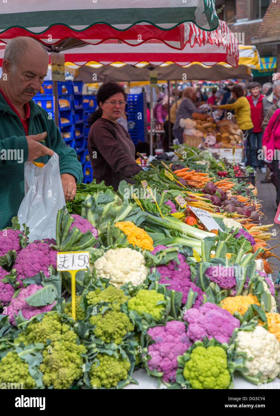 Stallo vegetali presso Hampshire farmers market in Winchester Foto Stock