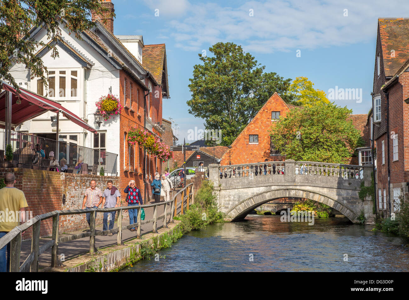 Fiume Itchen attraversando la città di Winchester, Hampshire Foto Stock
