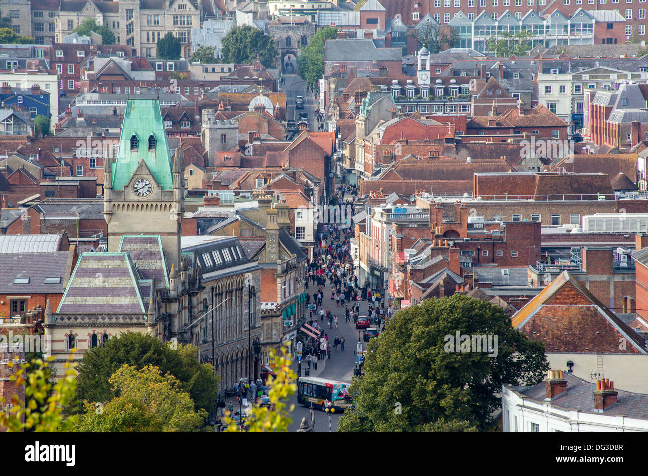 Winchester Guildhall e High Street visto da St Giles hill Foto Stock