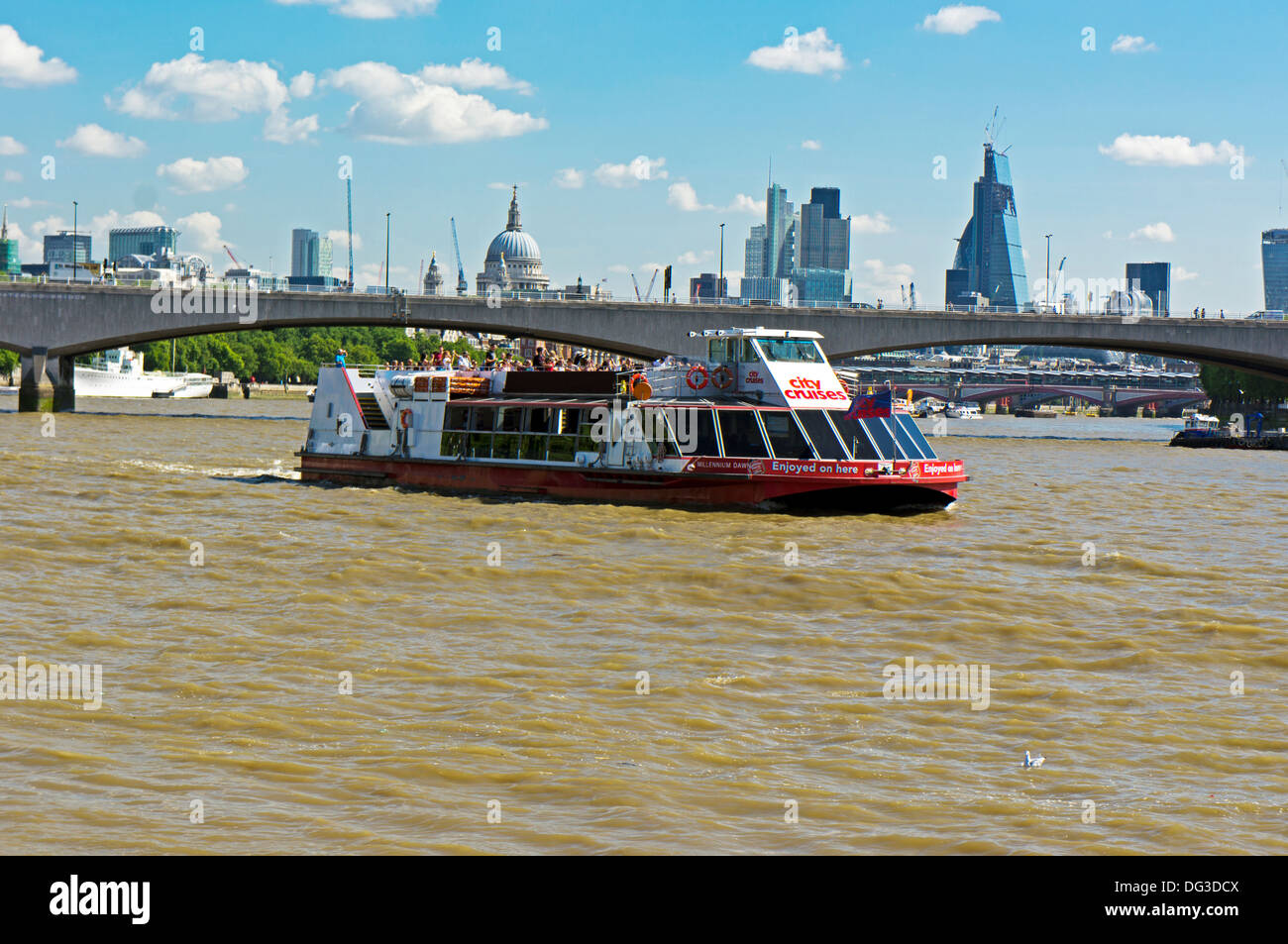 City Cruises millennium alba Fiume Tamigi Londra Inghilterra Regno Unito Foto Stock