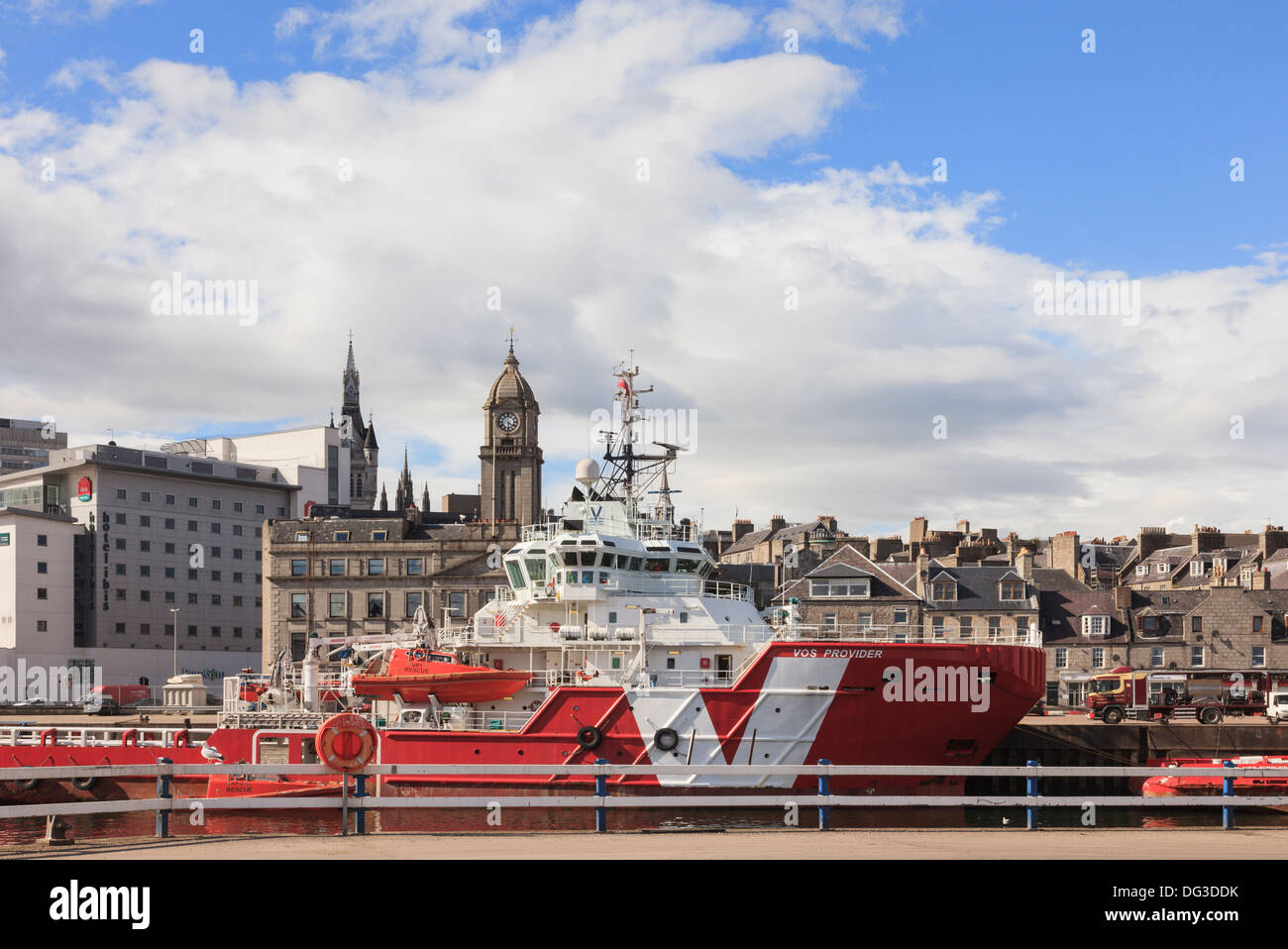 VOS Provider VROON un gruppo di spedizione del Mare del Nord di petrolio offshore Nave di alimentazione nel dock con centro città oltre il porto di Aberdeen Scotland Foto Stock