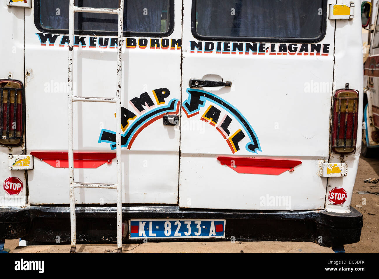 Il Senegal, Touba. 'Luce cadono su un veicolo di trasporto. Vedere la nota per ulteriori informazioni. Foto Stock