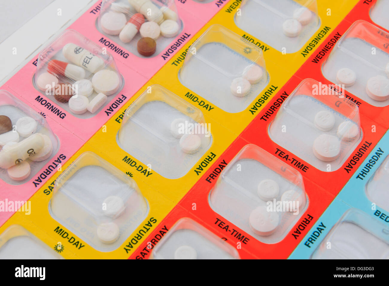 Medicina Manager colori blister pack con sette giorni di medicazione per quattro volte al giorno tutti i giorni. Inghilterra Regno Unito Gran Bretagna Foto Stock