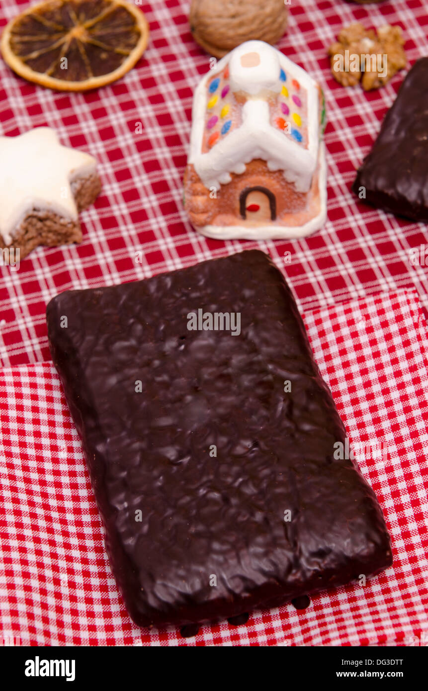 Panpepato di Norimberga con il cioccolato su rosso e panno bianco Foto Stock
