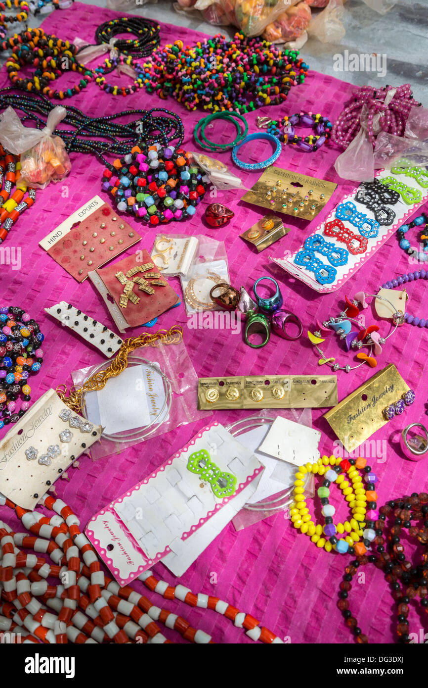 Il Senegal, Touba. Collane, braccialetti e ninnoli Touba venditore vicino  alla stazione degli autobus. Last-minute doni per riportare a casa Foto  stock - Alamy