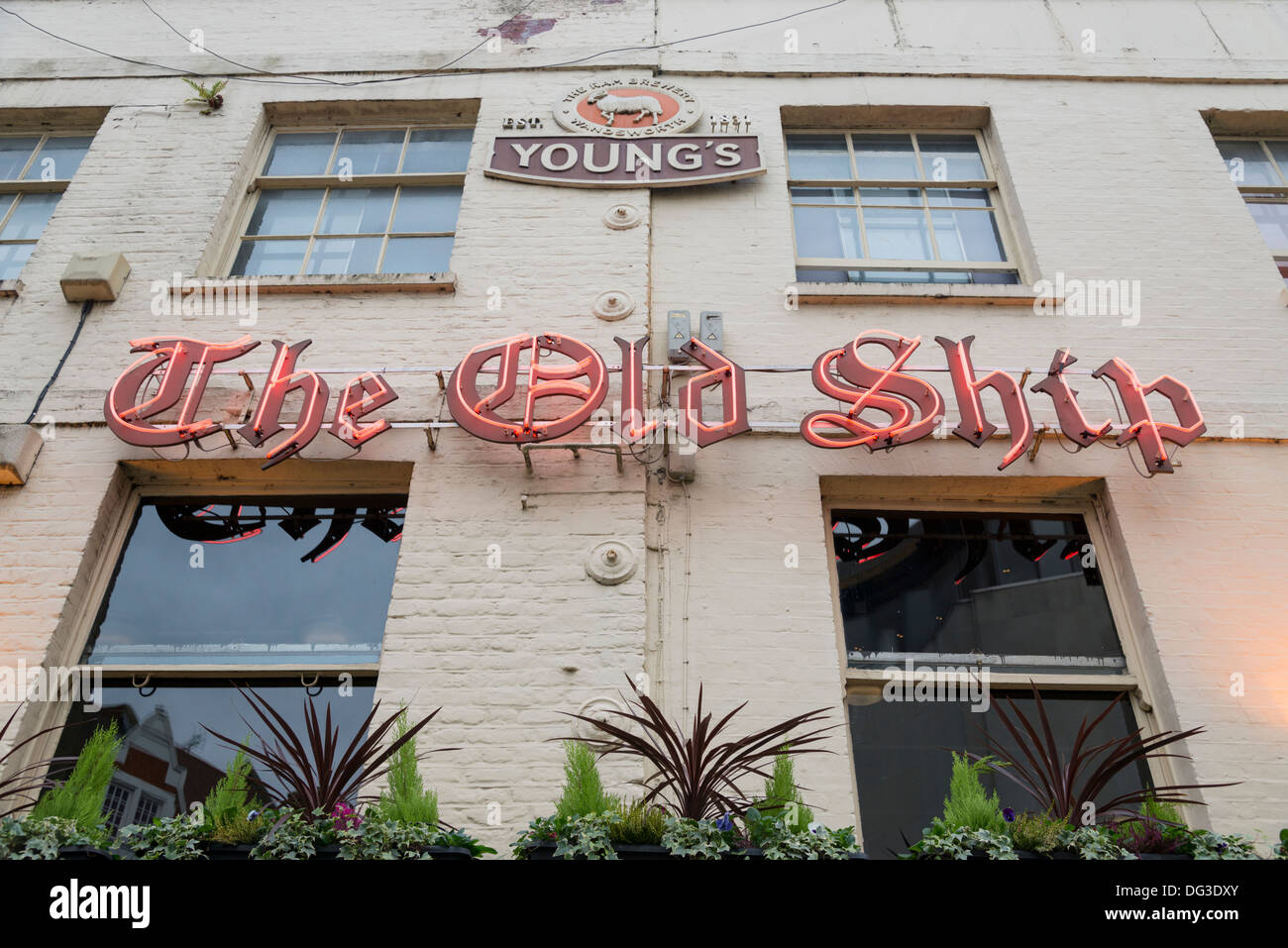 L'insegna al neon sulla vecchia nave pub al Richmond Richmond upon Thames London REGNO UNITO Foto Stock