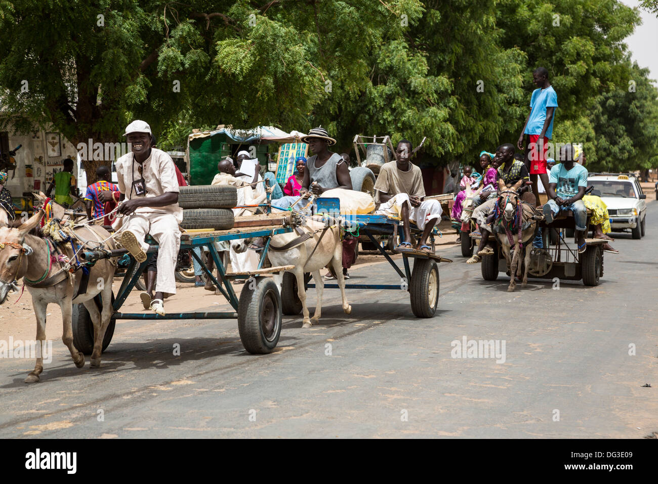 Il Senegal, Touba. Scena di strada. Asino-Carretti tirati e prendere un taxi per fornire il trasporto locale. Foto Stock