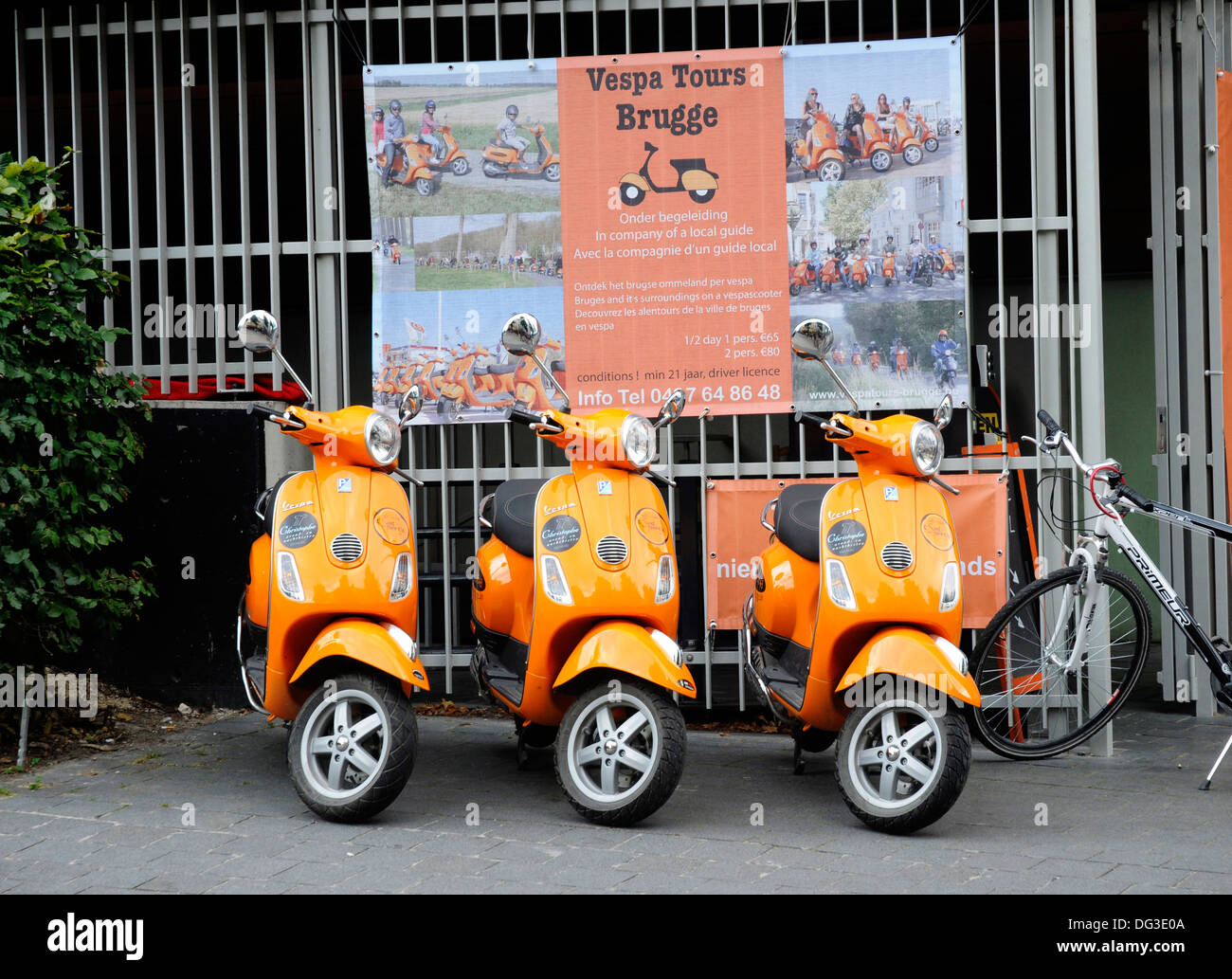 Bruges Belgio tour della città su una vespa scooter Foto Stock