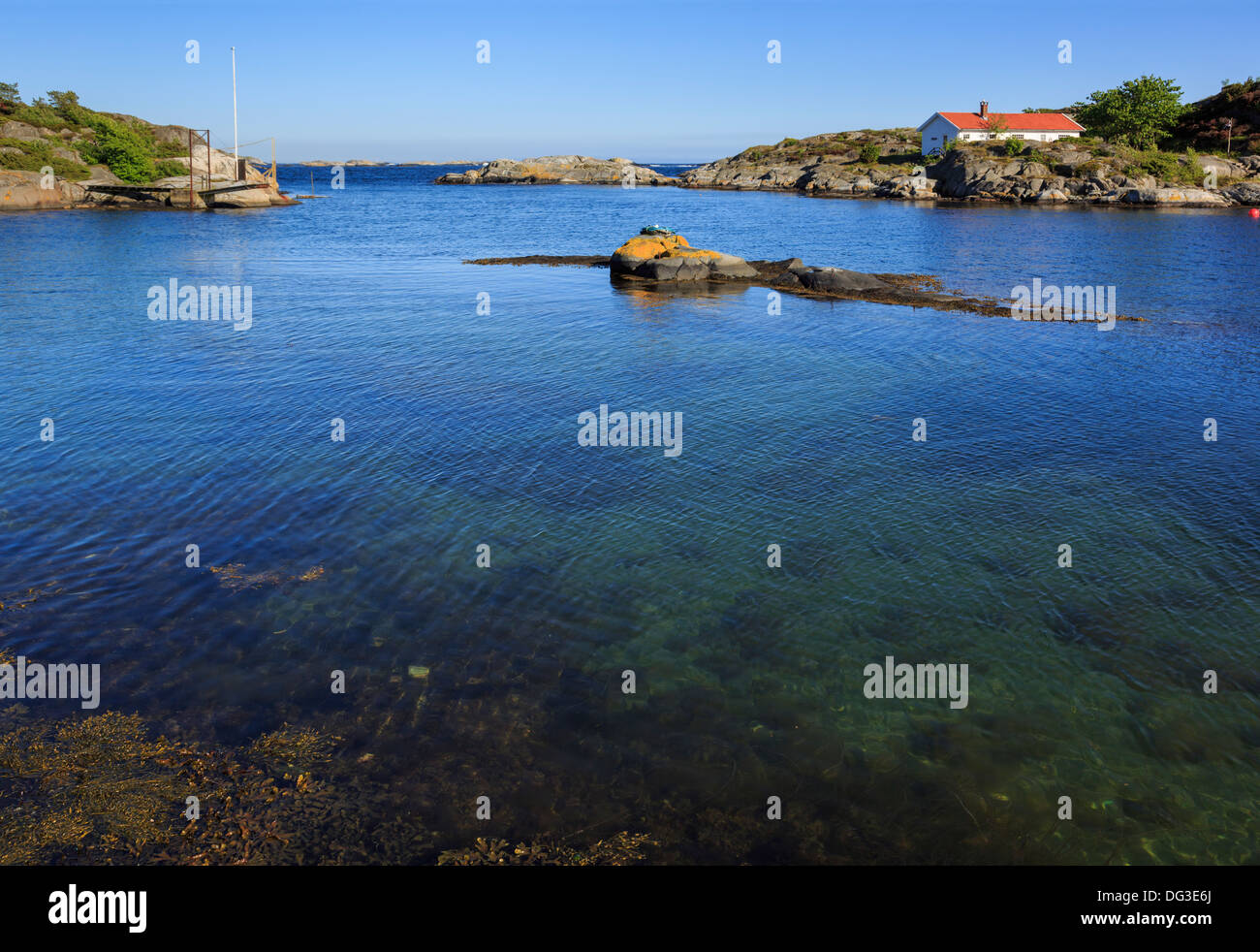 Scena in una grotta rocciosa sulla costa sud. Hovag, Kristiansand, Norvegia, Scandinavia, Europa Foto Stock