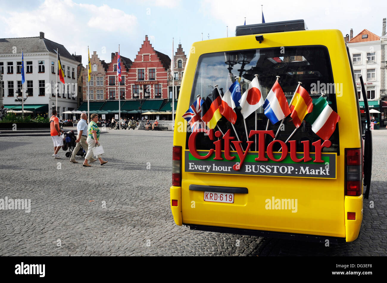 Una città turistica tour bus in Piazza del Mercato (Markt) Bruges, Belgio Foto Stock