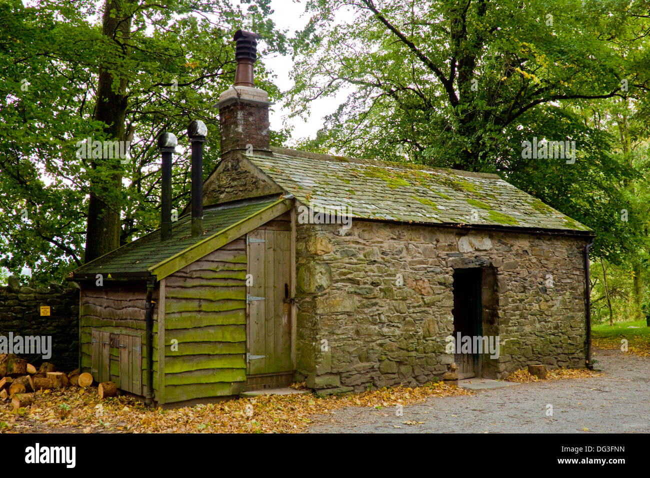 Holme legno Bothy situato sulla riva di Loweswater nel distretto del lago Foto Stock