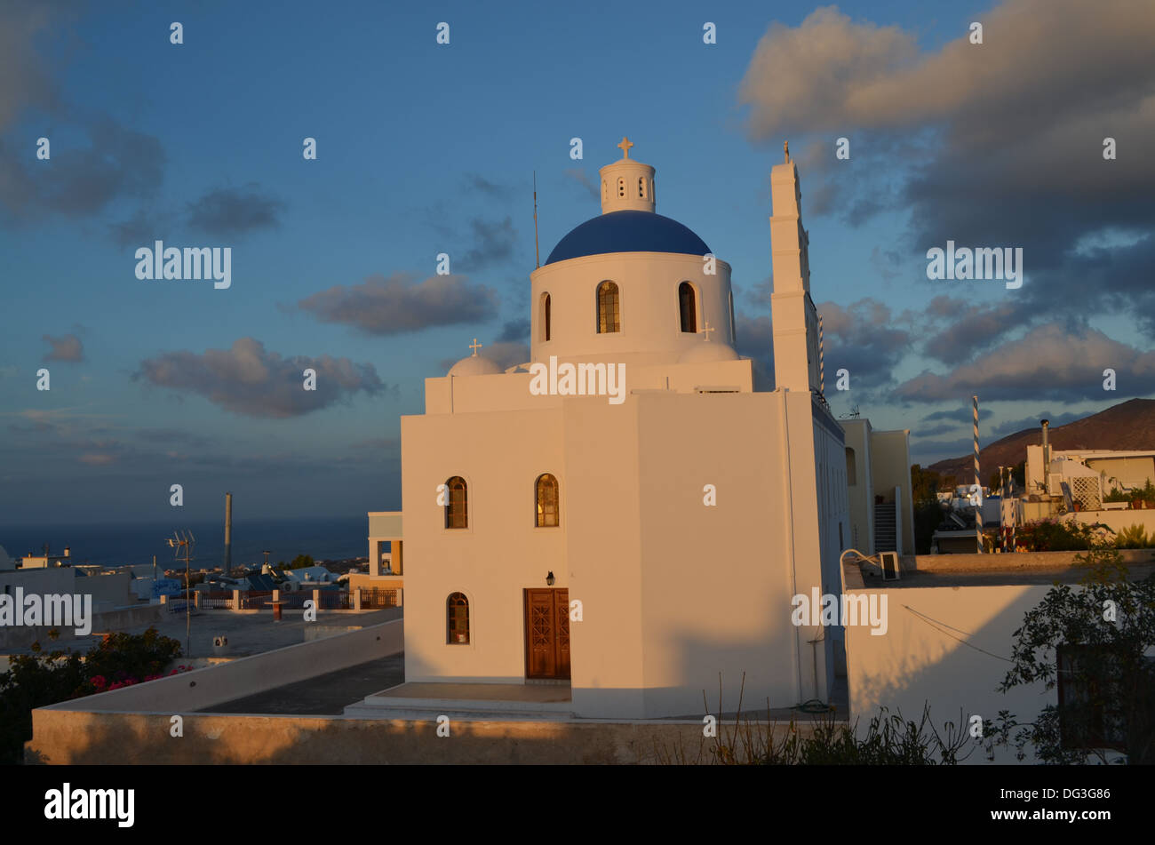 Una bella e antica chiesa sull isola di Santorini nelle cicladi grecia, oltre è la Aegen sea Foto Stock