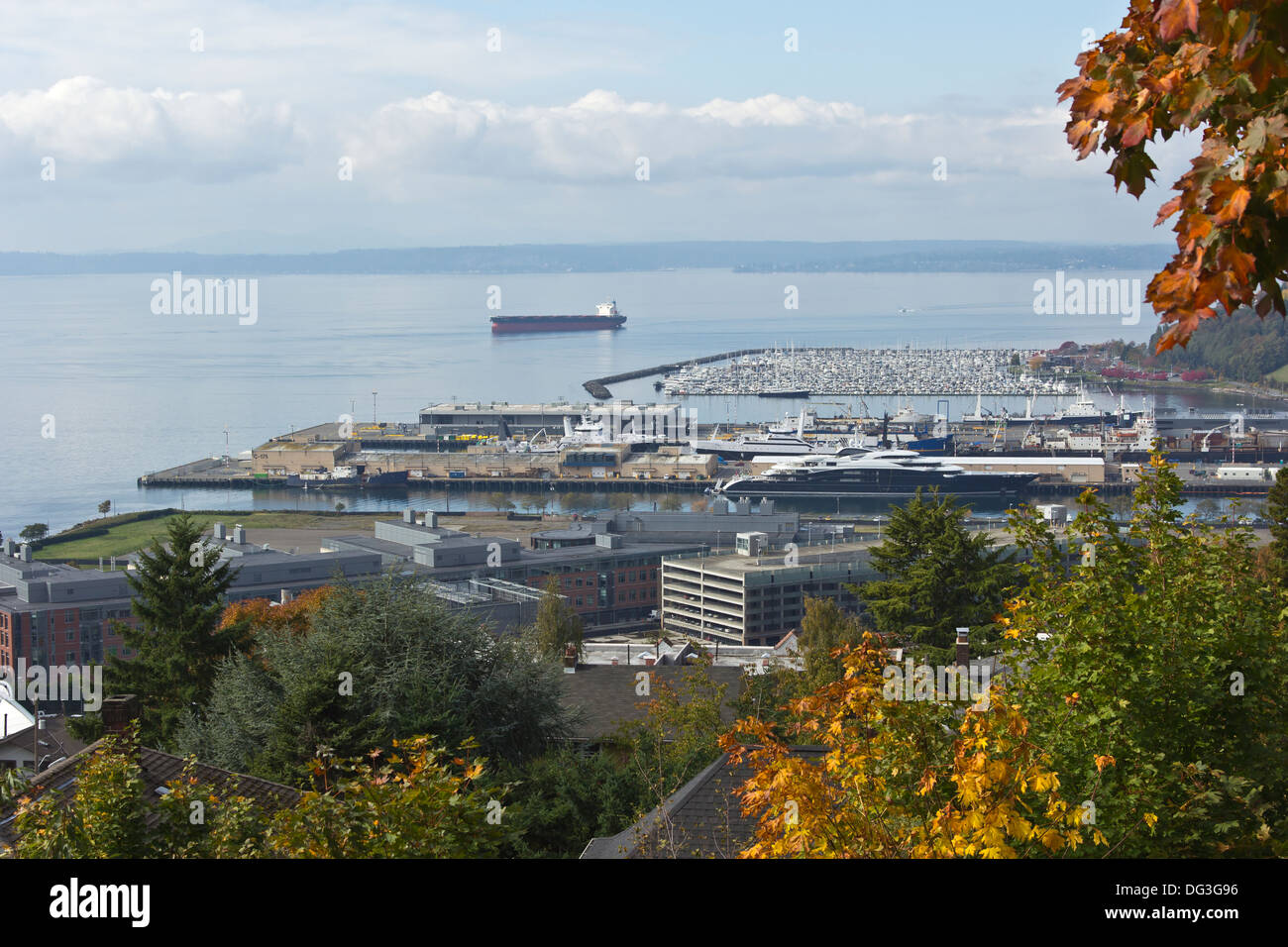 Punto di vista di un porto industriale e una marina Seattle WA. Foto Stock