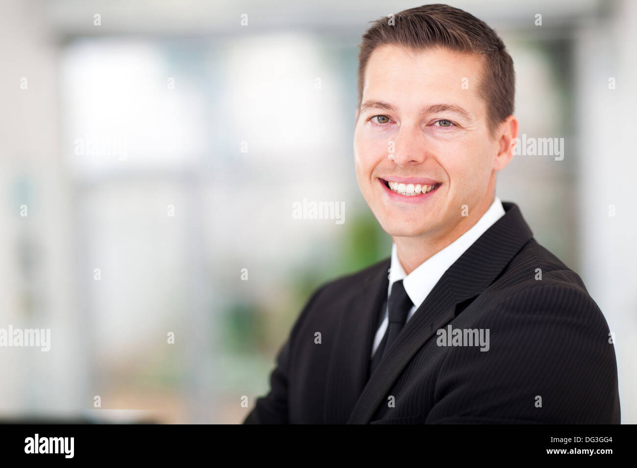 Bel giovane imprenditore in un vestito nero Foto Stock