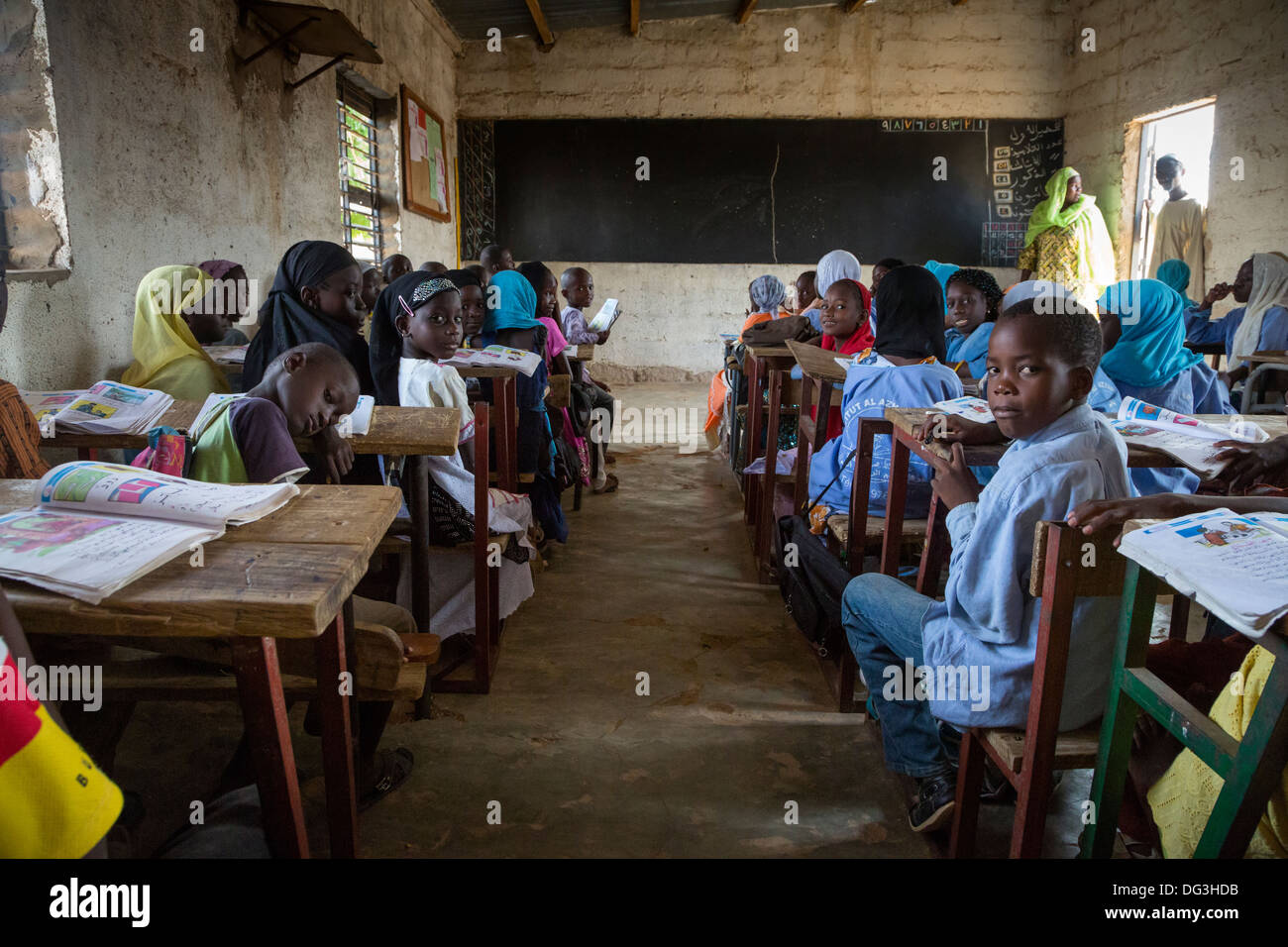 Il Senegal, Touba. Gli studenti di Al-Azhar madrasa, una scuola di studi islamici. I loro libri mostrano che essi stanno studiando arabo. Foto Stock