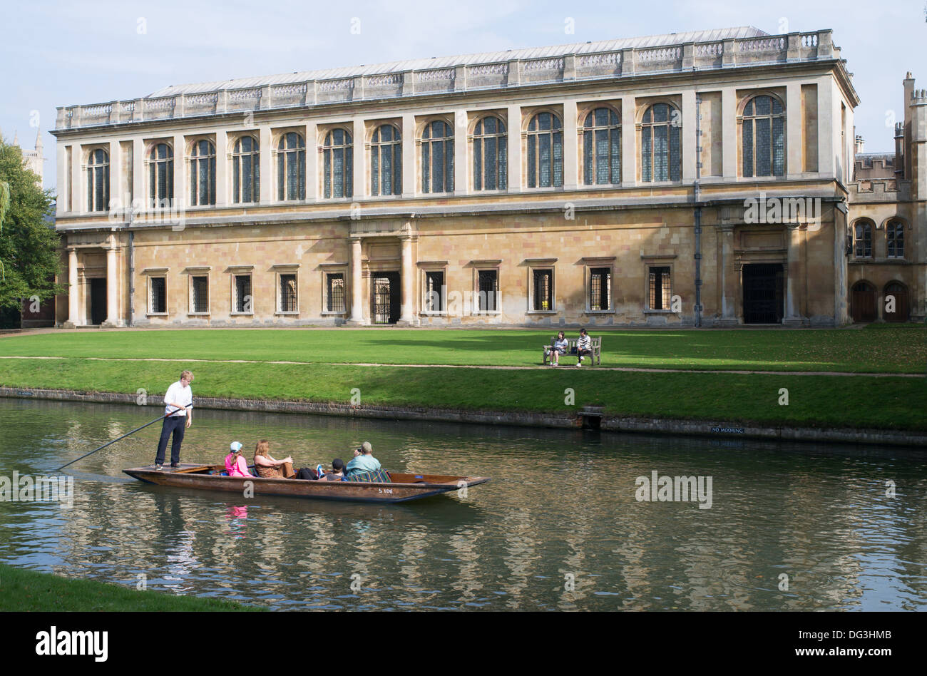 Punt con turisti di passaggio la Wren library del Trinity College dell'Università di Cambridge, Inghilterra, Regno Unito Foto Stock