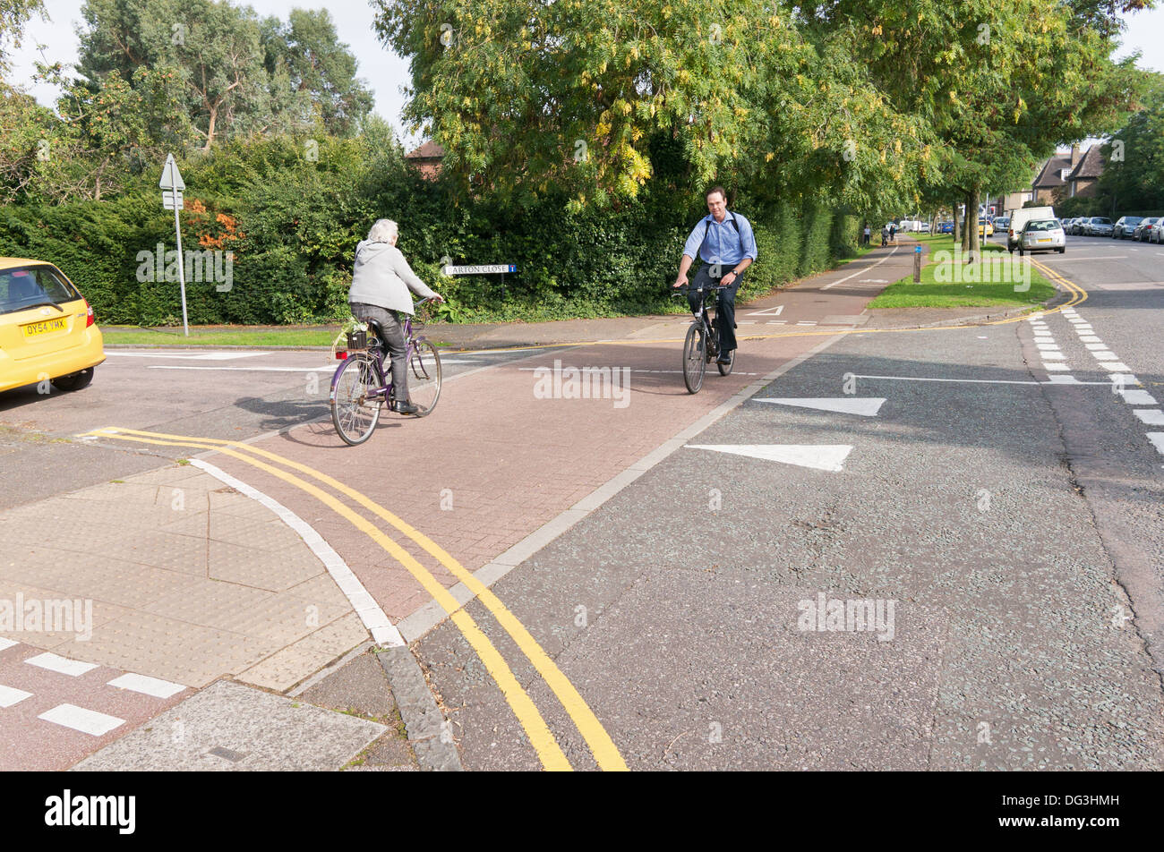 I ciclisti che si incrociano in corrispondenza del ciclo di giunzione amichevole a Cambridge, Inghilterra, Regno Unito Foto Stock