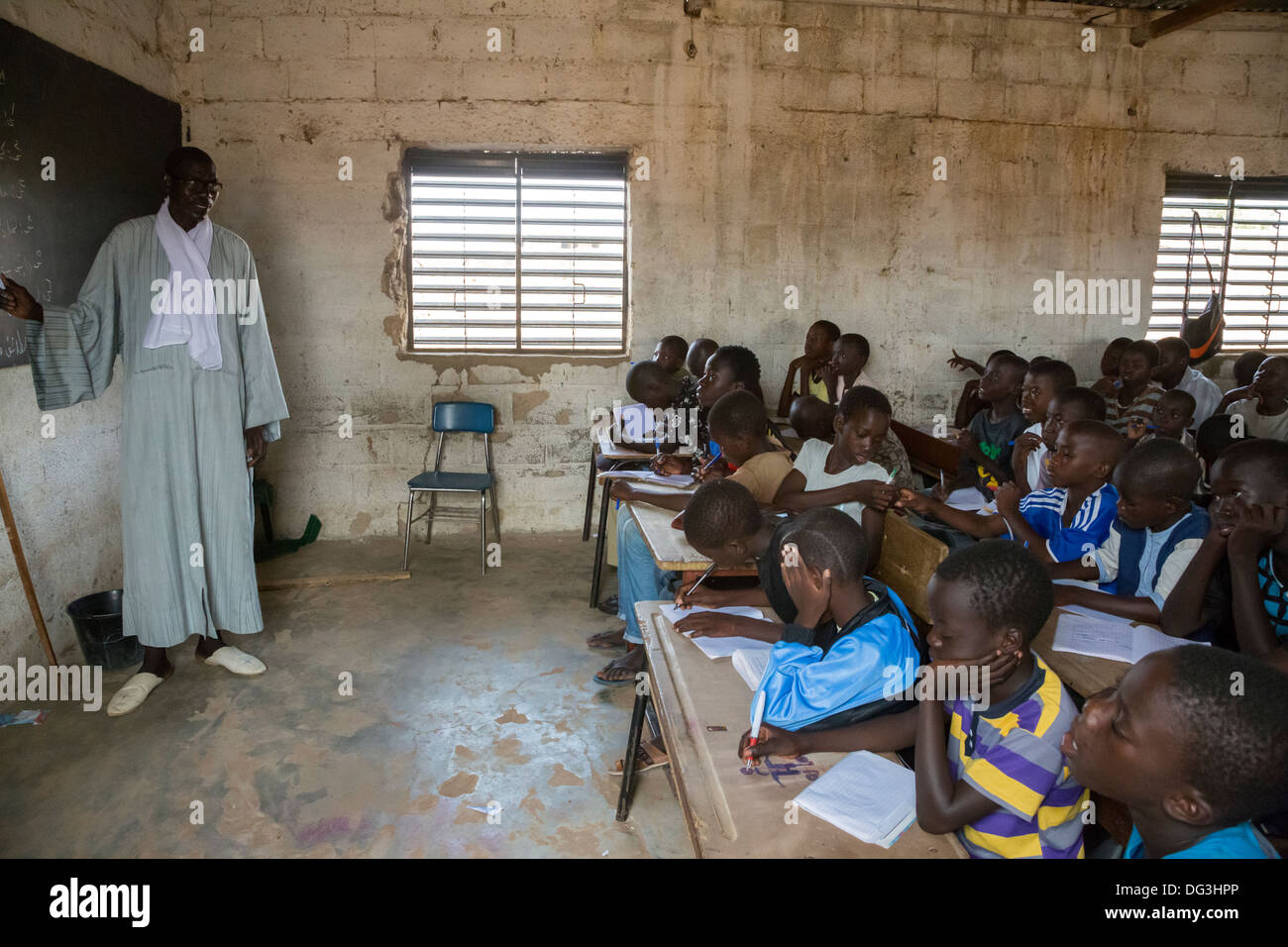 Il Senegal, Touba. Insegnante parlando in arabo per gli studenti di Al-Azhar madrasa, una scuola di studi islamici. Foto Stock