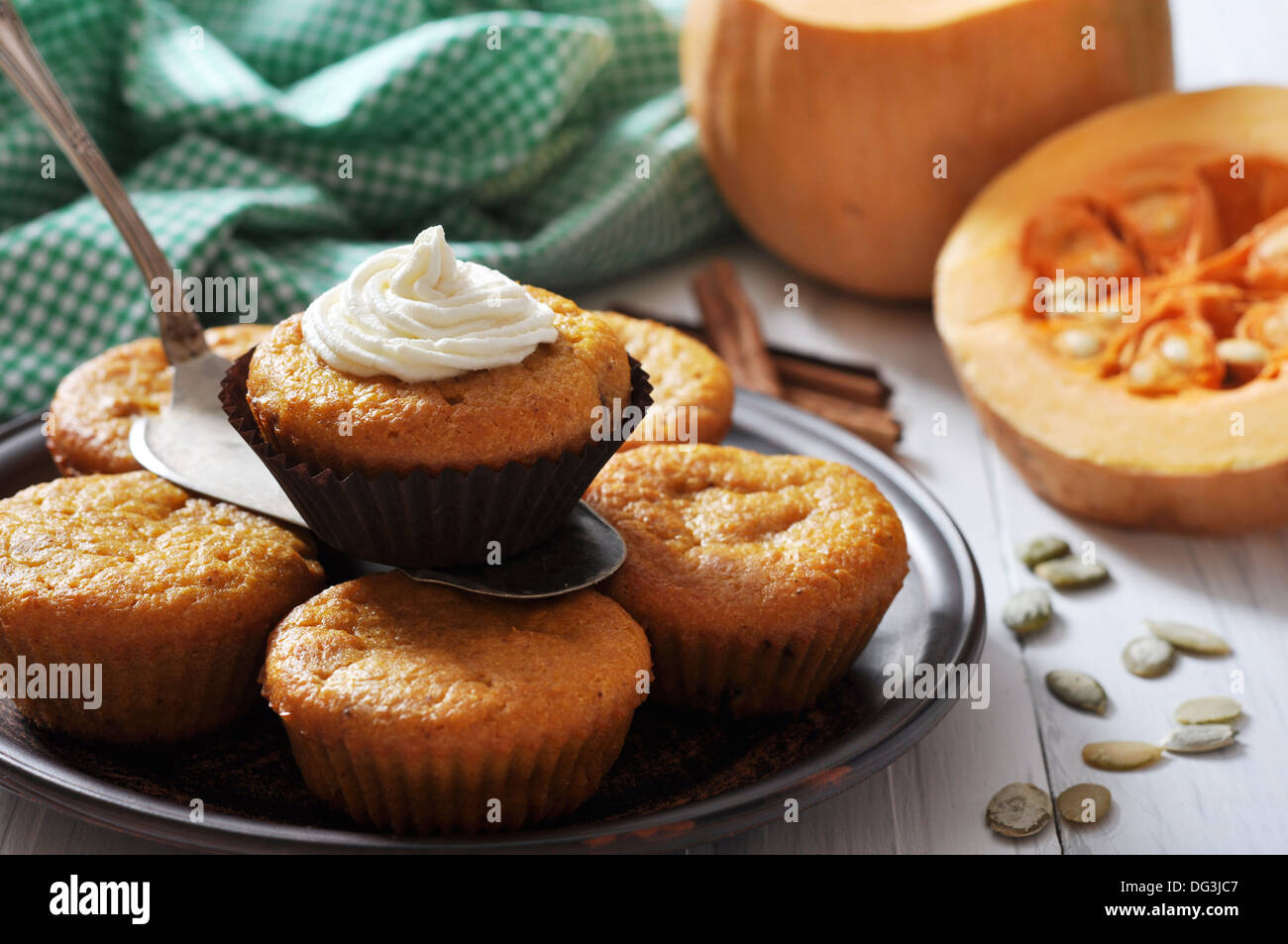 Muffin di zucca su vintage tavolo di legno con materie di zucca Foto Stock