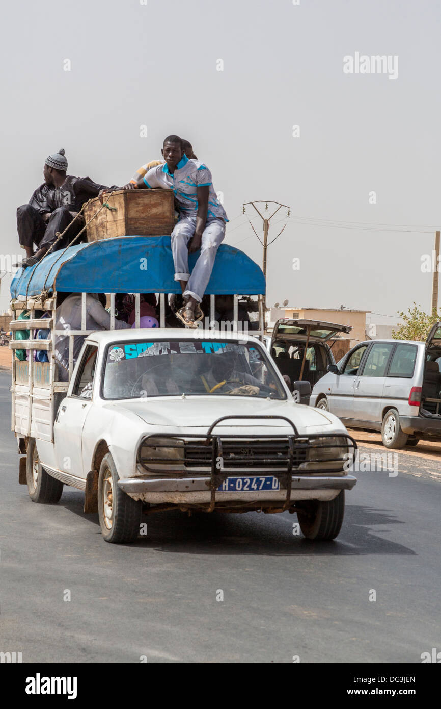 Il Senegal, Touba. Sicurezza veicolari. N. di cinture di sicurezza; senza posti a sedere! Foto Stock