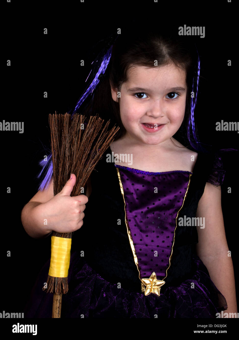 Bambina vestita come una strega con una scopa per Halloween Foto stock -  Alamy