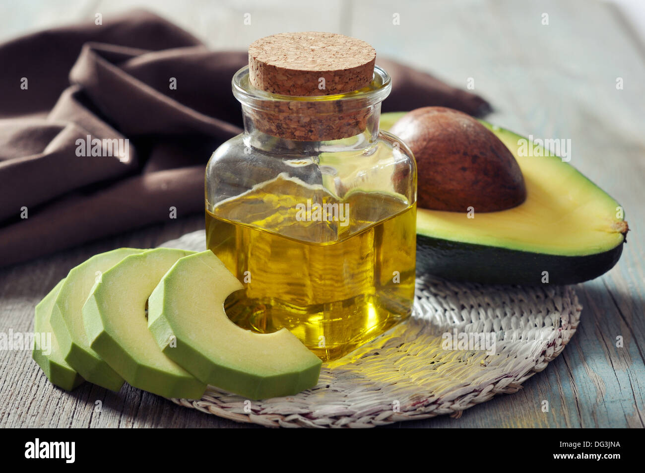 Bottiglia di avocado olio essenziale con fresca frutta avocado closeup Foto Stock