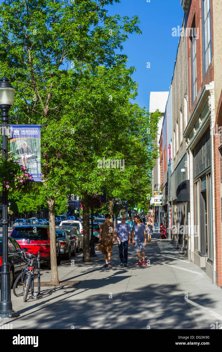Gli studenti a piedi lungo la strada principale del centro cittadino di Bozeman, Montana, USA Foto Stock