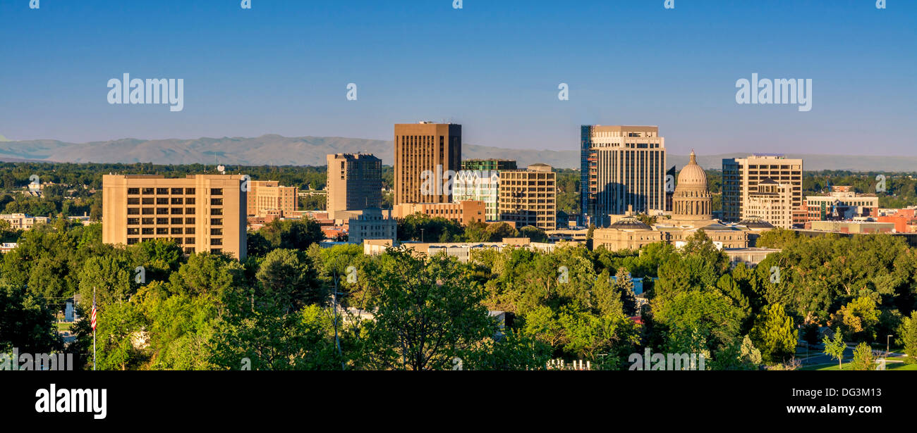Idaho city all'alba con alberi e cielo blu Foto Stock