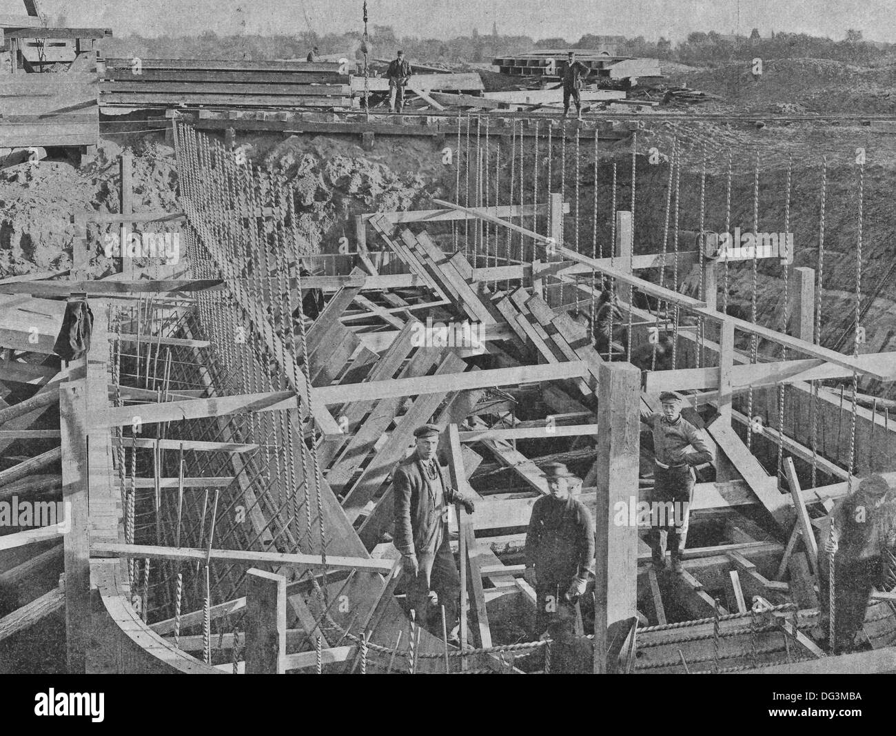 L'albero intermedio, che mostra il metodo di rinforzo in acciaio e la formazione di muffe - una concreta della miniera di carbone di albero, circa 1907 Foto Stock