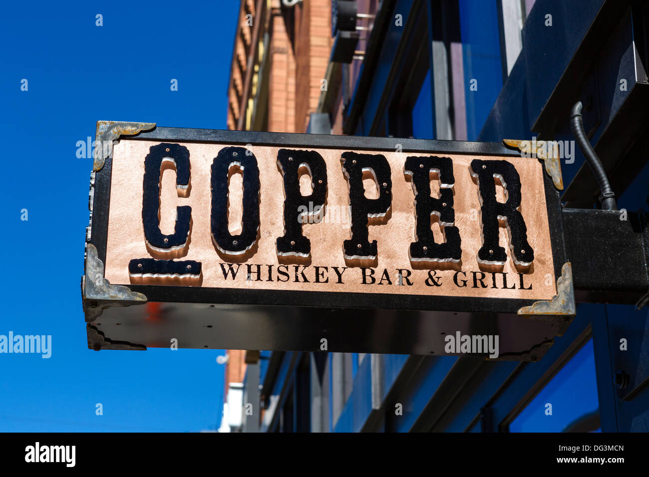 Segno al di fuori della Cpper Whisky Bar e Grill, Main Street, Bozeman, Montana, USA Foto Stock