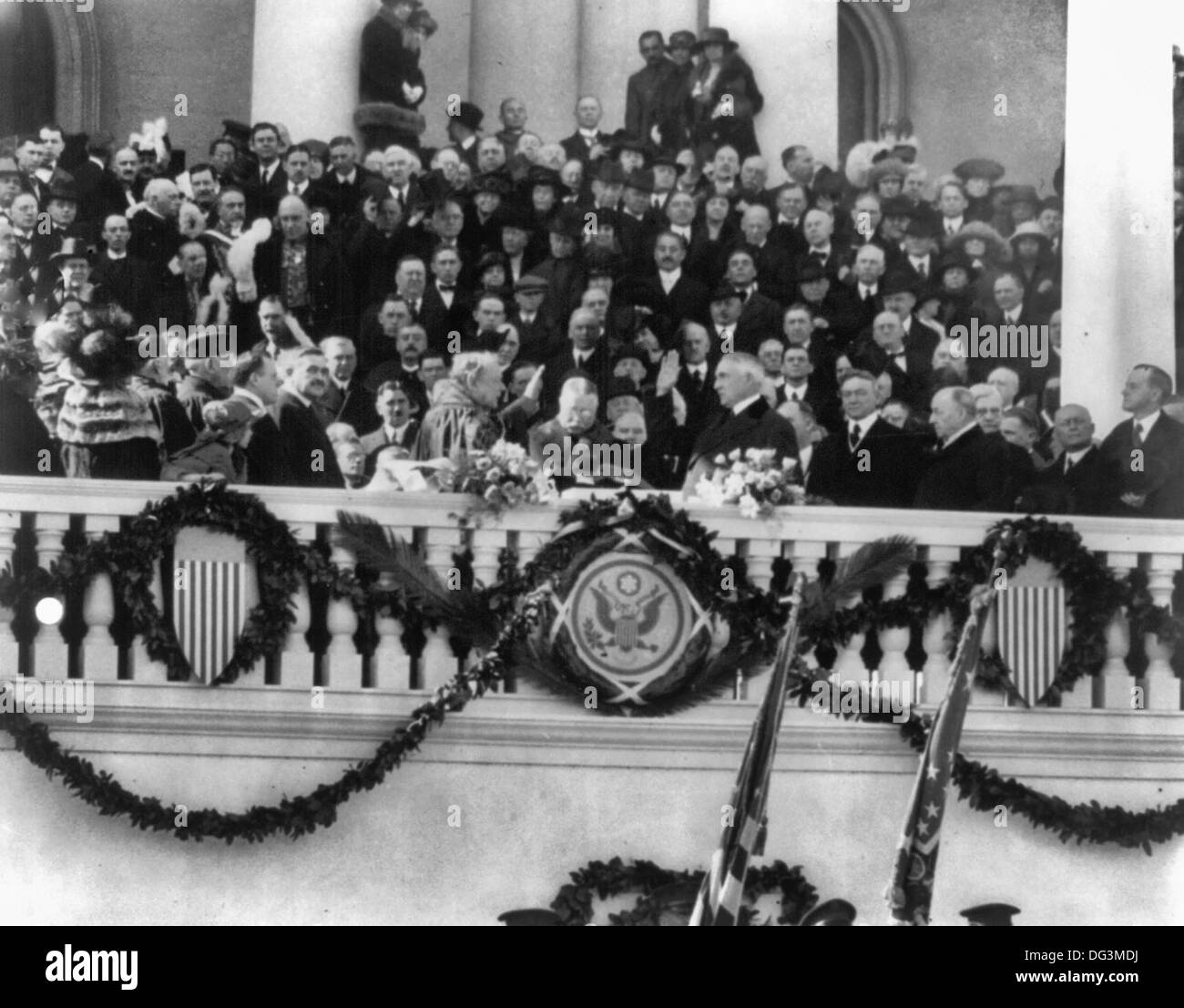 Presidente Harding tenendo il giuramento amministrato dal Chief Justice bianco, Marzo 4, 1921, Washington, D.C. Foto Stock