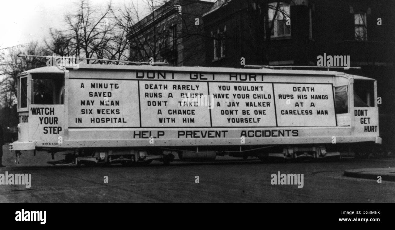 Tram decorate con slogan di sicurezza. Washington, 27 novembre 1922 Foto Stock