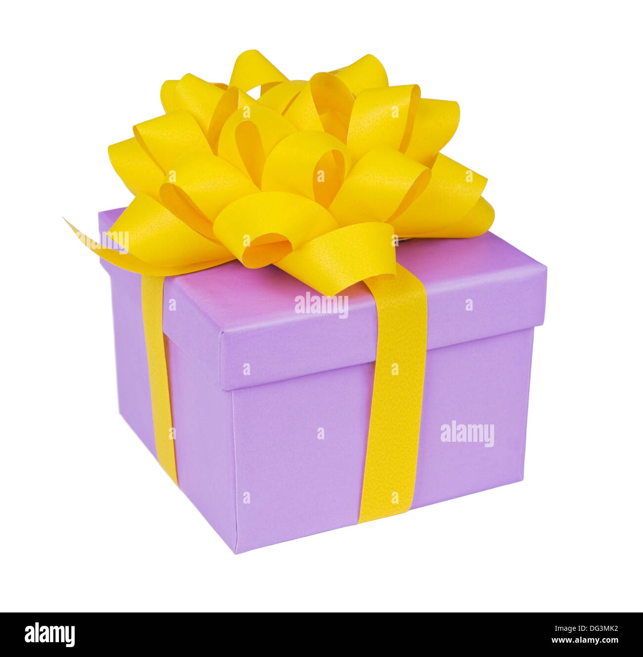 Unico presente scatola con nastro giallo isolato su bianco Foto Stock